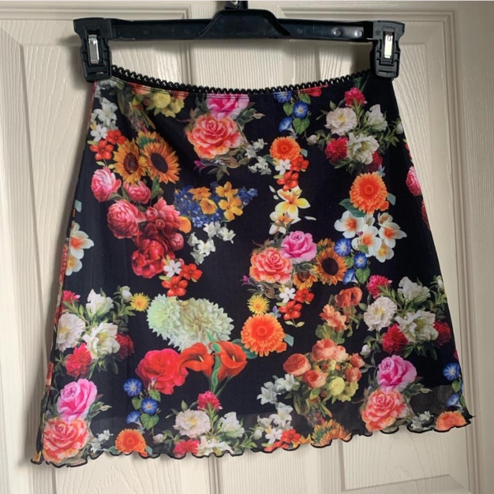 FLORAL MESH MINI SKIRT